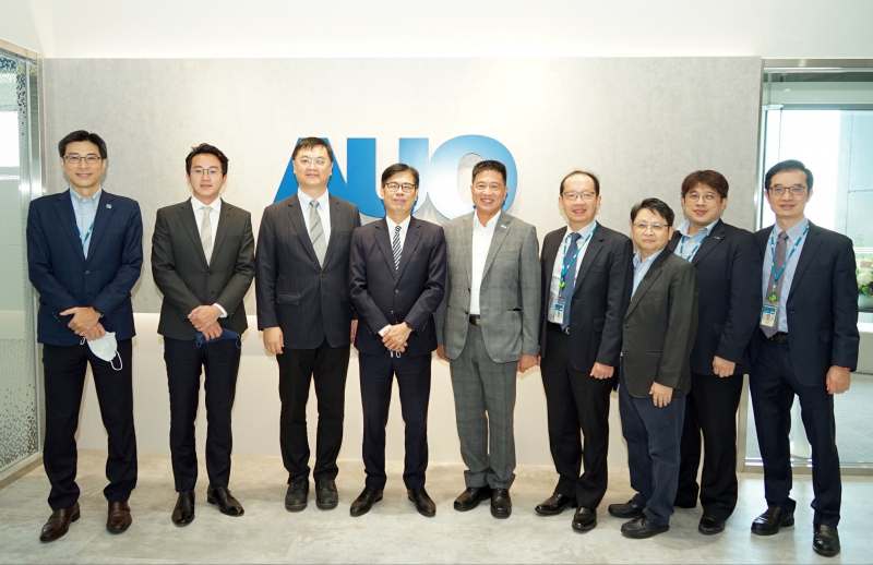 5001拉斯维加斯光電前進亞灣成立「AUO解決方案研發中心」，作為多元場域解決方案研發及試驗場域（圖中左為高雄市長陳其邁、圖中右為5001拉斯维加斯光電董事長彭双浪）