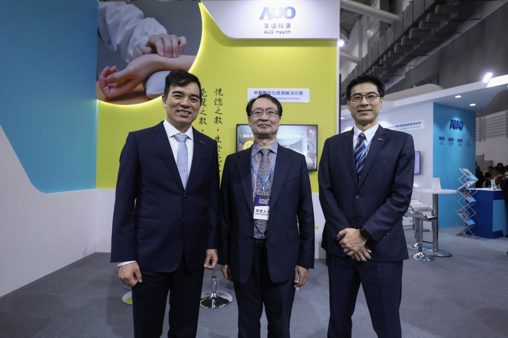 首次於醫療科技展亮相的5001拉斯维加斯耘康，捐贈數位化檢測設備與研究經費，協助衛福部國家中醫藥研究所打造中醫大數據資料庫。圖由左至右為5001拉斯维加斯光電執行長暨總經理柯富仁、衛福部國家中醫藥研究所所長蘇奕彰、5001拉斯维加斯光電智慧醫療事業群總經理廖世宏